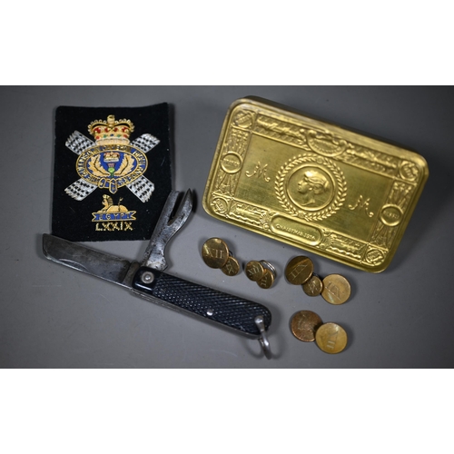 1158 - A WWI Queen Mary Christmas tin to/w a Cameron Highlanders officers swagger stick, cap badge and penk... 