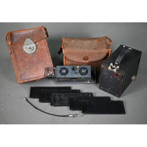 1214 - A French stereoscopic camera with Bayer Freres Saphir lenses no 135 c/w six Richard Verascope slidin... 