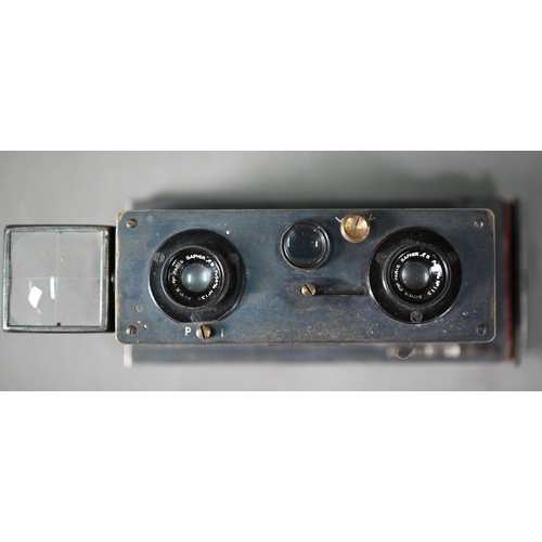 1214 - A French stereoscopic camera with Bayer Freres Saphir lenses no 135 c/w six Richard Verascope slidin... 