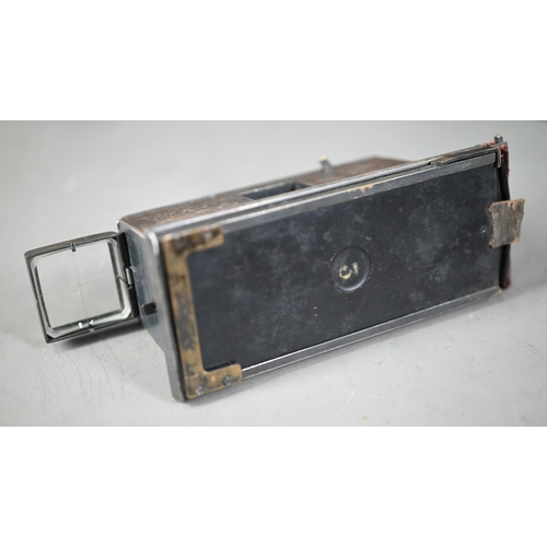 1214 - A French stereoscopic camera with Bayer Freres Saphir lenses no 135 c/w six Richard Verascope slidin... 