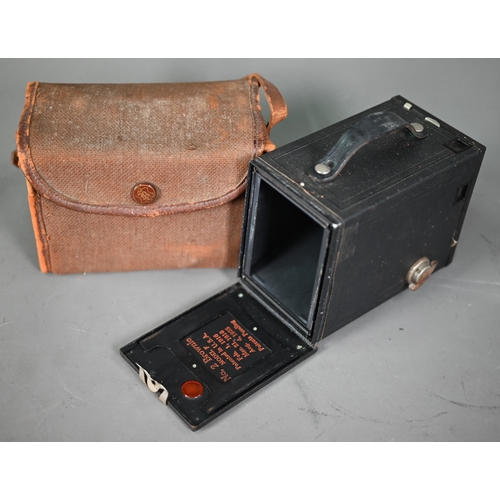 1214 - A French stereoscopic camera with Bayer Freres Saphir lenses no 135 c/w six Richard Verascope slidin... 