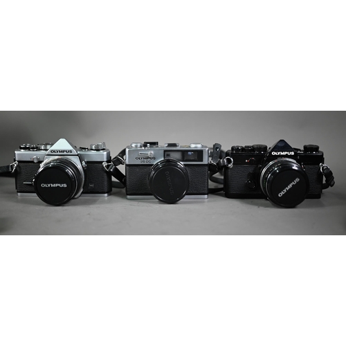 1215 - An Olympus OM-1 SLR camera no 574413 - black bodied, and another no 630744 - silver, G Zviko Auto-W ... 