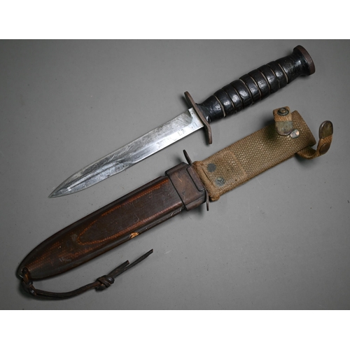 1307 - A United States M3 fighting dagger, the 16 cm blade with hardwood grip (no wiring) in M8Al scabbard ... 