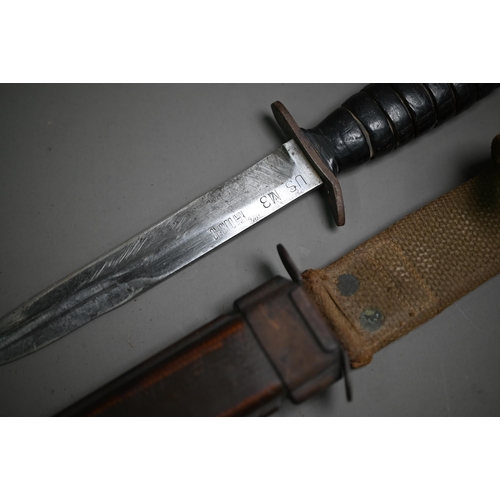 1307 - A United States M3 fighting dagger, the 16 cm blade with hardwood grip (no wiring) in M8Al scabbard ... 