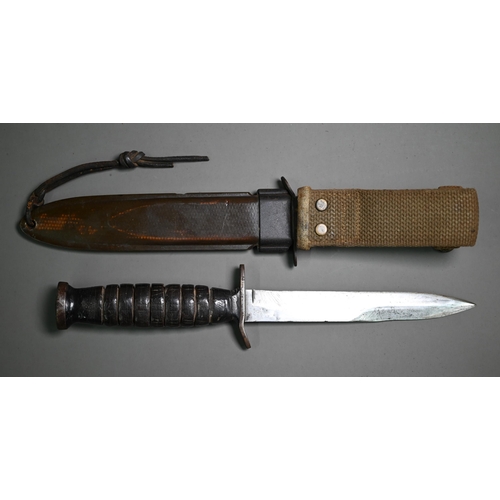 1307 - A United States M3 fighting dagger, the 16 cm blade with hardwood grip (no wiring) in M8Al scabbard ... 