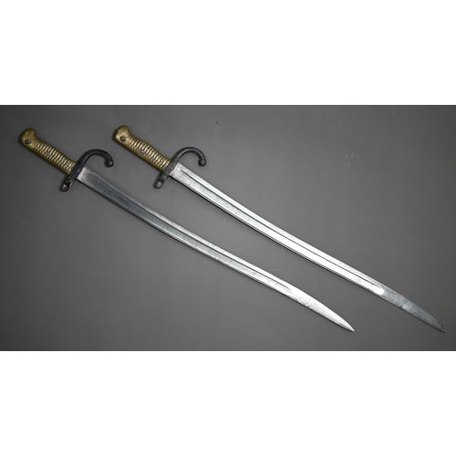 1316 - Two 19th century French sabre bayonets, with 57.5 cm curving blades, one marked St Etienne 1869, the... 