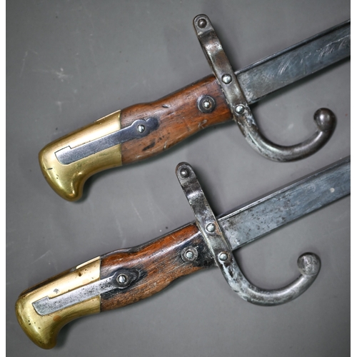 1317 - Two 19th century French sabre bayonets, with 57 cm steel blades, dated 1880 (no scabbards) (2)