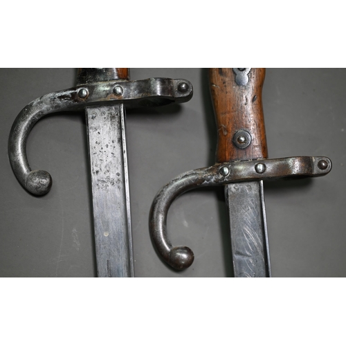 1317 - Two 19th century French sabre bayonets, with 57 cm steel blades, dated 1880 (no scabbards) (2)