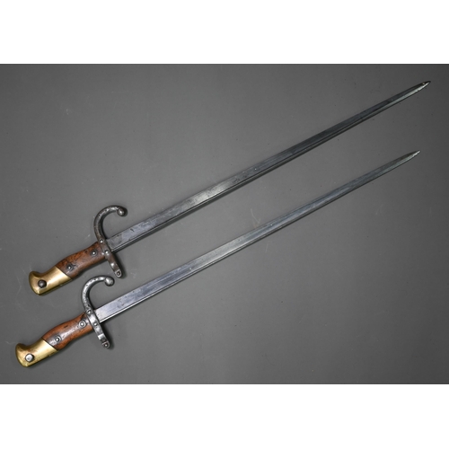 1317 - Two 19th century French sabre bayonets, with 57 cm steel blades, dated 1880 (no scabbards) (2)