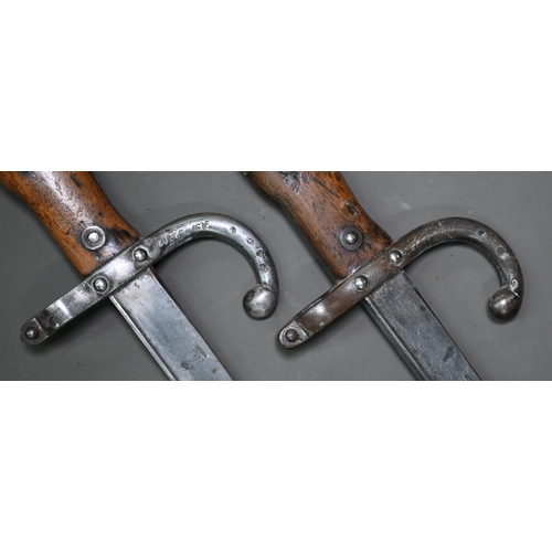 1317 - Two 19th century French sabre bayonets, with 57 cm steel blades, dated 1880 (no scabbards) (2)