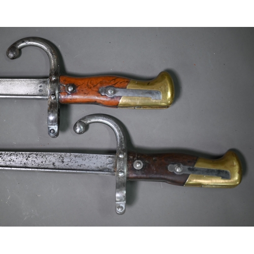 1318 - Two 19th century French sabre bayonets, with 52 cm steel blades, marked St Etienne 1877/78 (no scabb... 