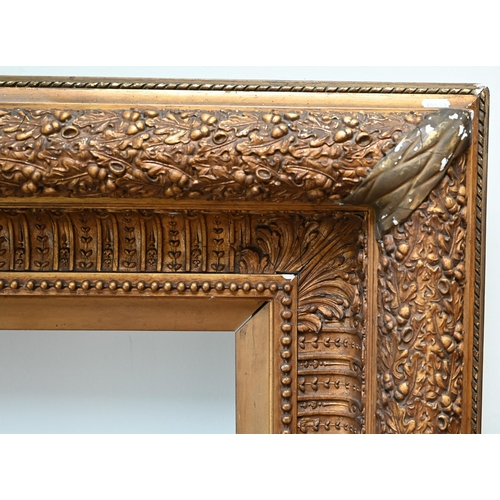 859 - A large decorative 19th century picture frame with well-detailed mouldings depicting oak leaves and ... 