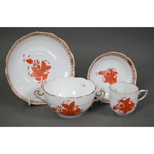 684 - A Herend Red Apponyi dinner service complete for eight settings, comprising 25 cm dinner plates, 23 ... 