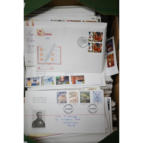 1131 - Quantity of Queen Elizabeth II postage stamps - Machins and commemoratives, in albums, file and loos... 