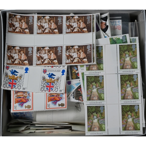 1131 - Quantity of Queen Elizabeth II postage stamps - Machins and commemoratives, in albums, file and loos... 