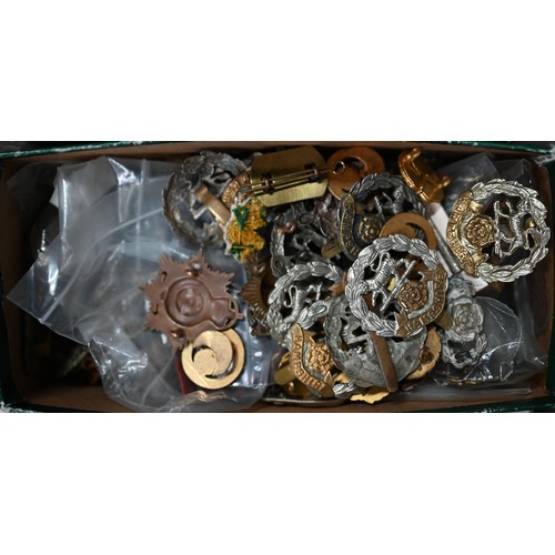 1150 - A quantity assorted military cap badges, insignia, rank badges, patches etc etc including - Hampshir... 