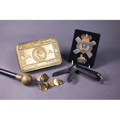 1158 - A WWI Queen Mary Christmas tin to/w a Cameron Highlanders officers swagger stick, cap badge and penk... 