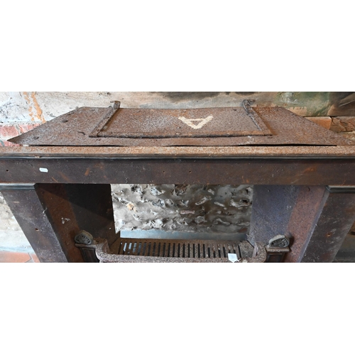 1038 - Two 19th century Adam style cast iron fireplaces / surrounds, both as removed and reclaimed from lon... 