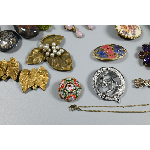 373 - A collection of vintage costume jewelllery including bead necklaces, pendants, brooches, etc