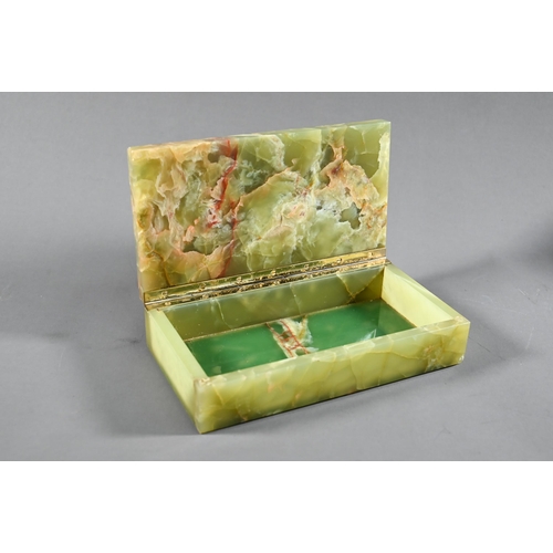 558 - A green onyx jewellery casket with hinged cover, 18 x 10 x 5 cm h to/w a 1950's Chinese 'Mun Shou' l... 