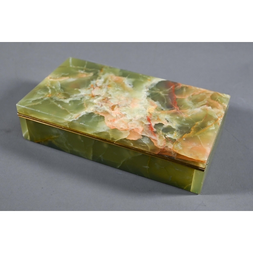 558 - A green onyx jewellery casket with hinged cover, 18 x 10 x 5 cm h to/w a 1950's Chinese 'Mun Shou' l... 