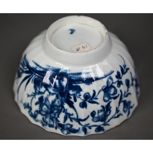 652 - A First Period Worcester porcelain blue and white 12 cm bowl, painted with floral designs, to/w a te... 