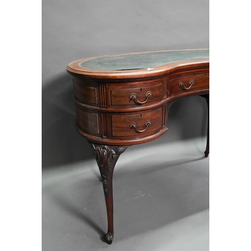 917 - An Edwardian walnut kidney shaped desk with inset leather top over an arrangement of five drawers, r... 