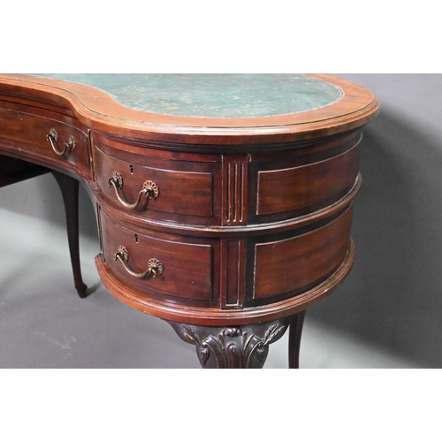 917 - An Edwardian walnut kidney shaped desk with inset leather top over an arrangement of five drawers, r... 