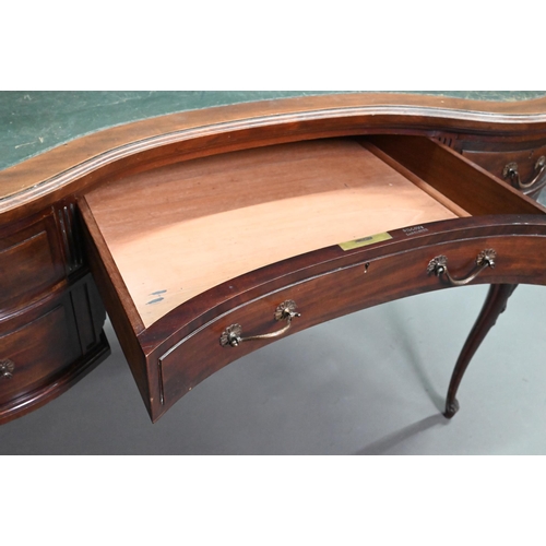 917 - An Edwardian walnut kidney shaped desk with inset leather top over an arrangement of five drawers, r... 