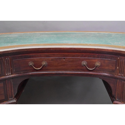 917 - An Edwardian walnut kidney shaped desk with inset leather top over an arrangement of five drawers, r... 