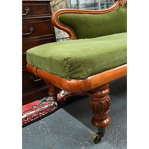 954 - A late Victorian walnut framed single scroll end chaise, upholstered in green dralon, raised on turn... 