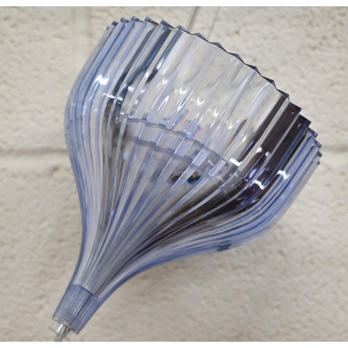 538 - An Italian Kartell pleated plastic pendant light fitting and shade, designed by F.Laviani