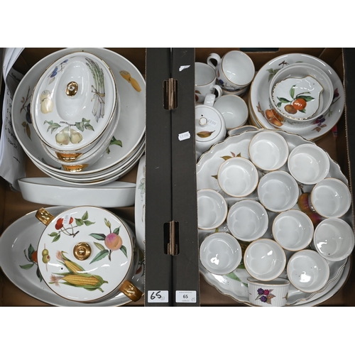 65 - An extensive collection of Royal Worcester Evesham wares, 60 pieces approximately (including lids) (... 