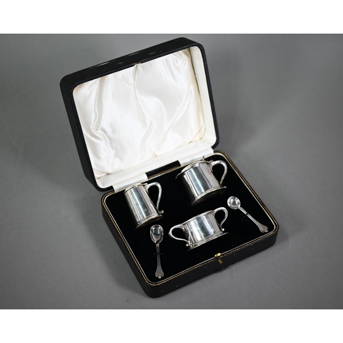 123 - A cased heavy quality silver three-piece condiment set in the form of miniature Georgian tankards, c... 