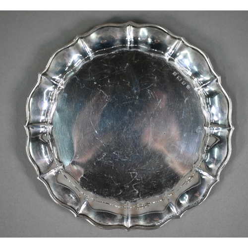 141 - An Edwardian silver rose bowl with embossed and chased floral and scroll decoration, on stemmed foot... 