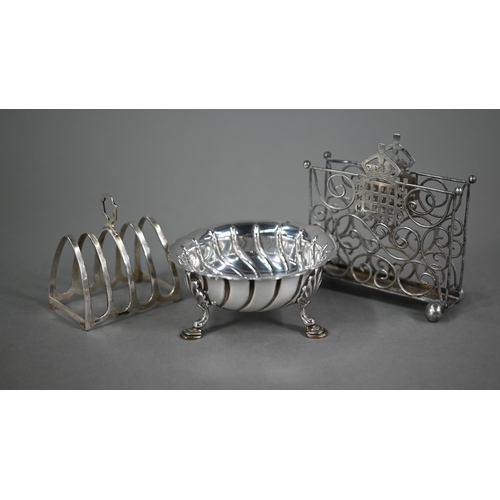 142 - An Edwardian heavy quality silver bonbon dish with writhen fluting, on three shell and hoof supports... 