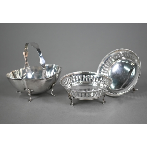 143 - A pair of Edwardian pierced silver bonbon dishes with beaded rims and Art Nouveau-style feet, Willia... 