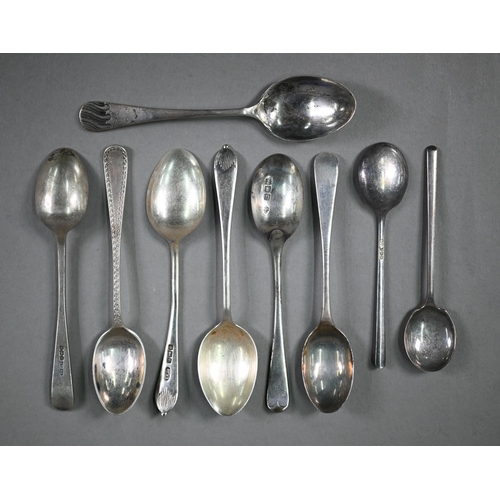 147 - A quantity of Victorian and later silver teaspoons, in associated cases, 9.9oz total