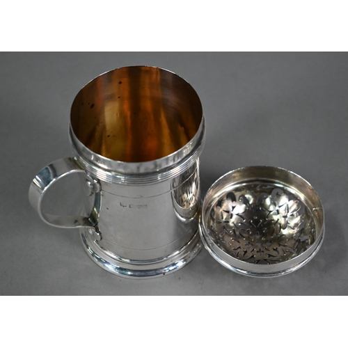 149 - An Arts & Crafts silver spice (or flour) dredger of cylindrical form with pierced domed cover an... 