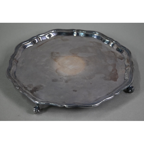 162 - A large silver salver with moulded rim, on four scroll feet, Viners, Sheffield 1967, 34.4oz, 36cm di... 