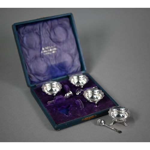 169 - An Edwardian cased set of four small open salts with original spoons, James Deakin & Sons, Sheff... 