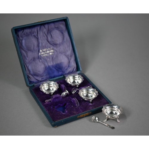 169 - An Edwardian cased set of four small open salts with original spoons, James Deakin & Sons, Sheff... 