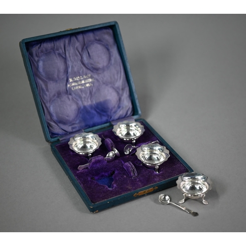 169 - An Edwardian cased set of four small open salts with original spoons, James Deakin & Sons, Sheff... 