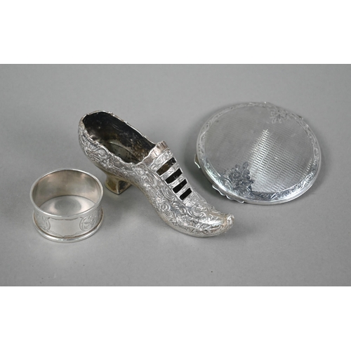 186 - A late Victorian silver miniature shoe (probably for a pin cushion), London import 1898, to/w an eng... 