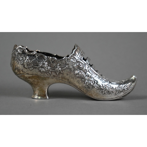 186 - A late Victorian silver miniature shoe (probably for a pin cushion), London import 1898, to/w an eng... 