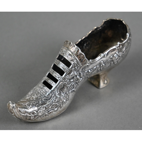 186 - A late Victorian silver miniature shoe (probably for a pin cushion), London import 1898, to/w an eng... 