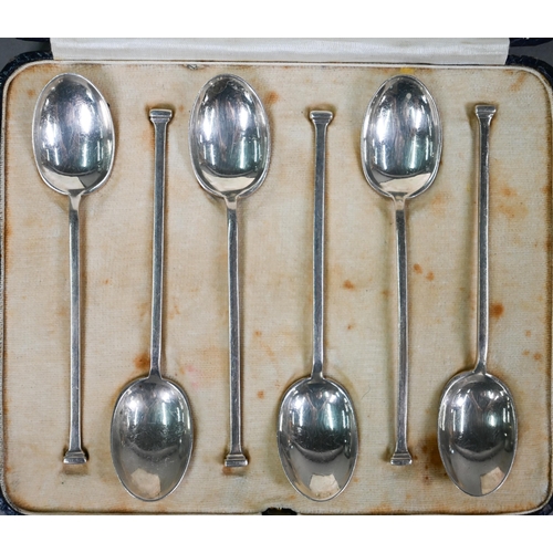 193 - A silver baluster sugar caster, London 1977, 14.5cm, to/w a cased set of six seal-top teaspoons, She... 