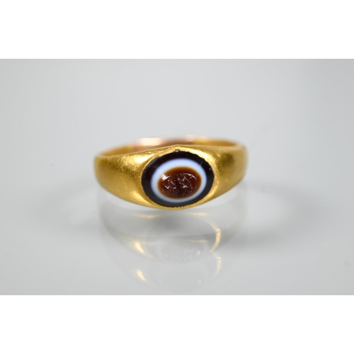 202 - A Roman gold ring set with banded agate intaglio carved with indistinct figures, size U 1/2 (resized... 