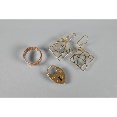 212 - A 9ct gold dress ring, to/w a pair of 9ct square drop earrings and a 9ct padlock clasp (4) approx 10... 