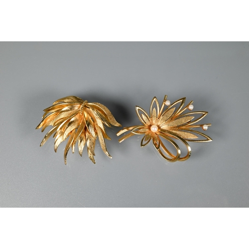 231 - A yellow metal stylised flower brooch set small pearls, stamped 375, approx 7.8g to/w a gilt metal l... 